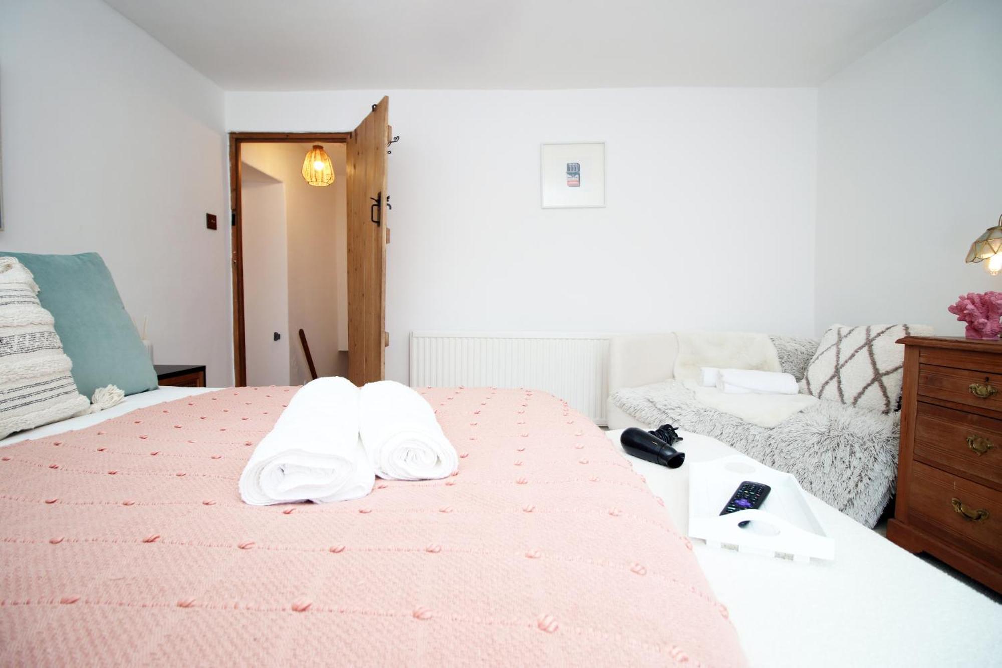 Little Gem In The Mumbles! Fishermans Cottage With Log Burner, Dog Friendly And Welcome Breakfast Hamper! Exterior photo